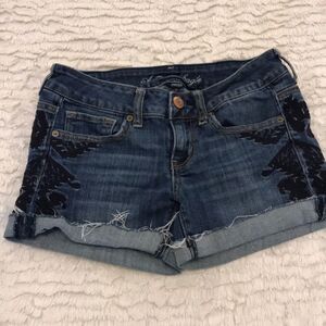 Cute embroidered American Eagle shorts